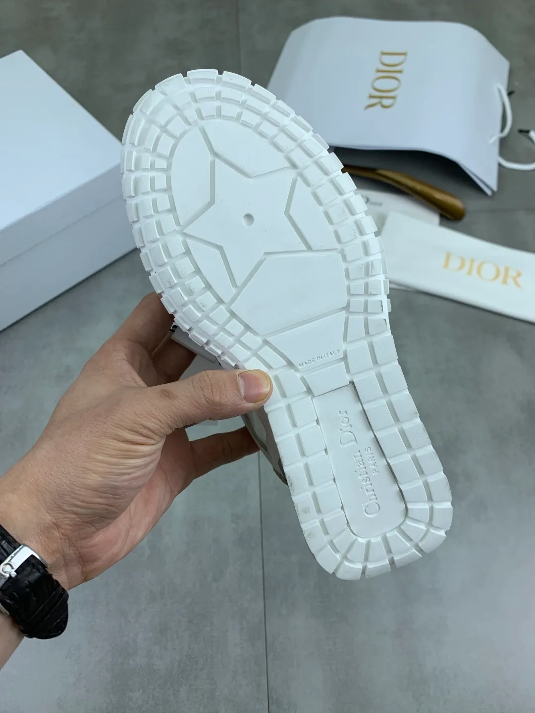 Men's men's shoes P520 new Dior Tech sneakers 2026 early spring series new products, with fashionable details, highlighting retro aesthetics. The light beige anti-suede cow leather upper is spliced ​​with apricot transparent mesh fabric on the side. The upper window edge is adhered with high-frequency flat ironing and back-pressure. It replicates the original craftsmanship, making it beautiful and comfortable without falling off. The interior is made of sheep lining of the same color, which is soft and comfortable. The heel and tongue are embellished with the Paris logo. The textured TPU soles with the same color logo. The high-end version is exquisitely packaged, adding a high-end style.  Code number: 35-46